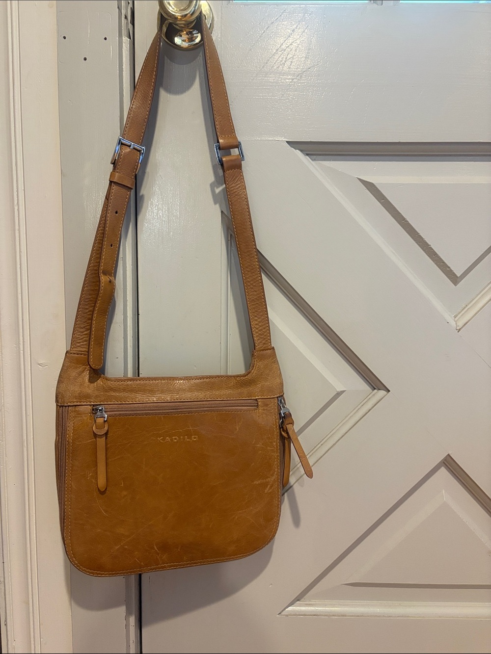 Classic Tan Leather Shoulder Bag with Adjustable Strap